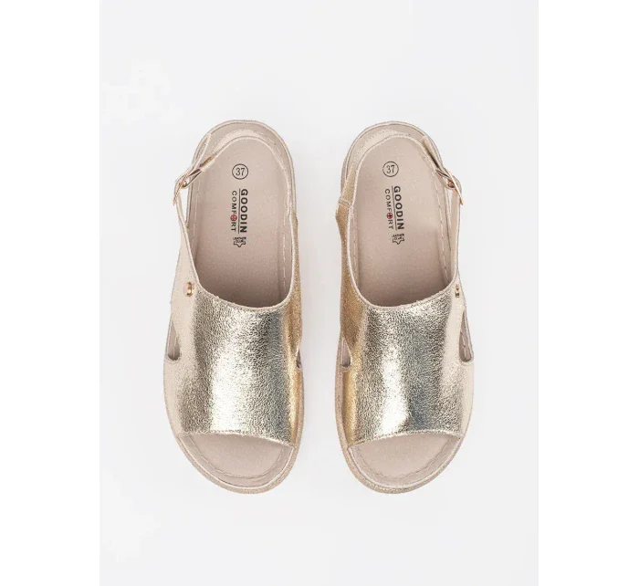 Luxusní dámské  sandály zlaté na plochém podpatku