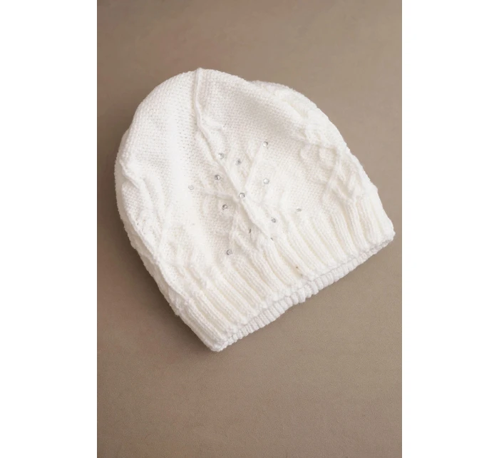 Dámská zimní čepice z vlny a ozdobným pletením s perličkami K470 bílá Dámská zimní čepice z vlny a ozdobným pletením s perličkami K470 bílá