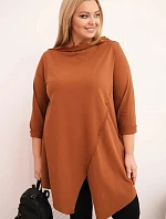 Dámská bavlněná blůza Plus Size asymetrická s ohrnutým rukávem tmavě camelová