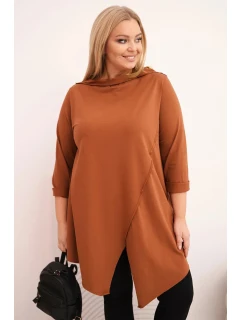 Dámská bavlněná blůza Plus Size asymetrická s ohrnutým rukávem tmavě camelová
