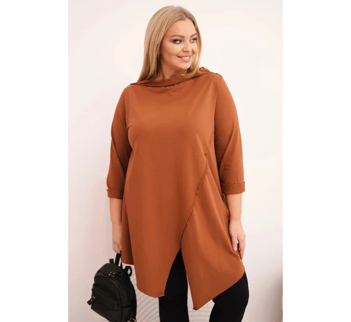 Dámská bavlněná blůza Plus Size asymetrická s ohrnutým rukávem tmavě camelová Dámská bavlněná blůza Plus Size asymetrická s ohrnutým rukávem tmavě camelová