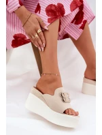 Sandal na platformě a klínu s ozdobou béžové model 21688179 - Boto Sandal na platformě a klínu s ozdobou béžové model 21688179 - Boto