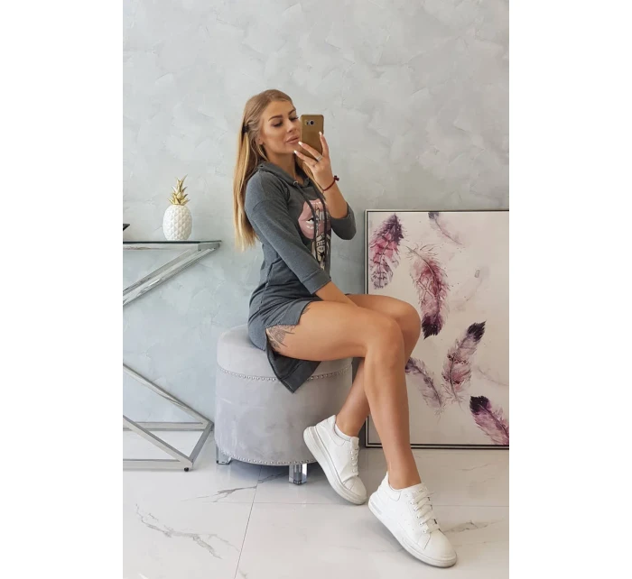 Šaty s delšími zády a barevným potiskem grafitové barvy