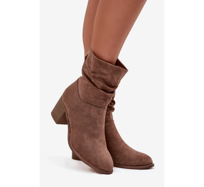 Dámské kotníkové boty s nařasením na podpatku model 21713502 hnědé - S.Barski