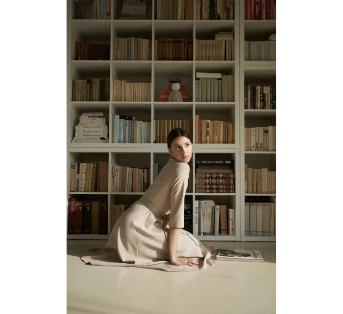 Zavinovací šaty se šálovým límcem model 21253417 béžové - BeWear