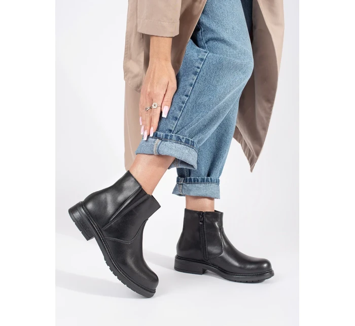 Klasické dámské černé kotníčkové boty bez podpatku Klasické dámské černé kotníčkové boty bez podpatku