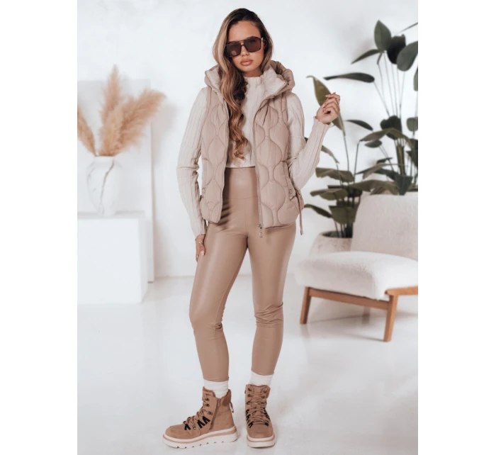 Dámská prošívaná vesta s kapucí tmavě béžová Dstreet model 21990911 - FashionStreet