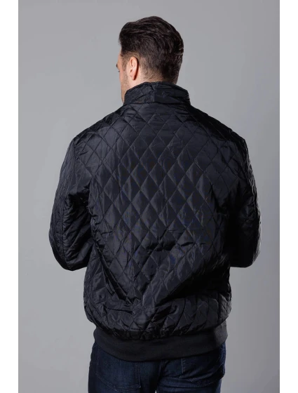 Černá pánská prošívaná bunda se stahovacími lemy model 18347930 - J.STYLE Černá pánská prošívaná bunda se stahovacími lemy model 18347930 - J.STYLE