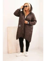 Dámská bunda Plus Size prošívaná s kapucí a model 21297094 manžetami hnědá - K-Fashion