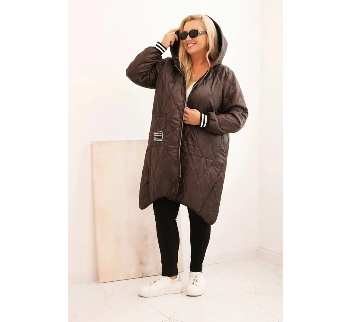 Dámská bunda Plus Size prošívaná s kapucí a model 21297094 manžetami hnědá - K-Fashion