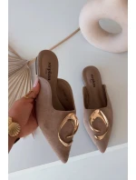 Dámské nazouváky s ozdobným zlatým detailem tmavě béžové model 21918971 - Boto Dámské nazouváky s ozdobným zlatým detailem tmavě béžové model 21918971 - Boto