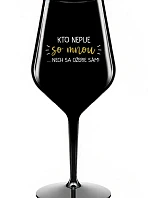 KTO NEPIJE SO MNOU...NECH SA OŽERIE SÁM! - čierny nerozbitný pohár na víno 470 ml