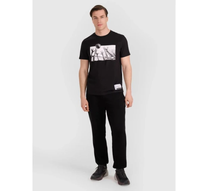 Pánské volejbalové tričko s potiskem 4F 4FRAW25TTSHM3319-20S Pánské volejbalové tričko s potiskem 4F 4FRAW25TTSHM3319-20S