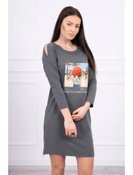 Šaty s potiskem Honey model 18744048 v grafitové barvě - K-Fashion Šaty s potiskem Honey model 18744048 v grafitové barvě - K-Fashion