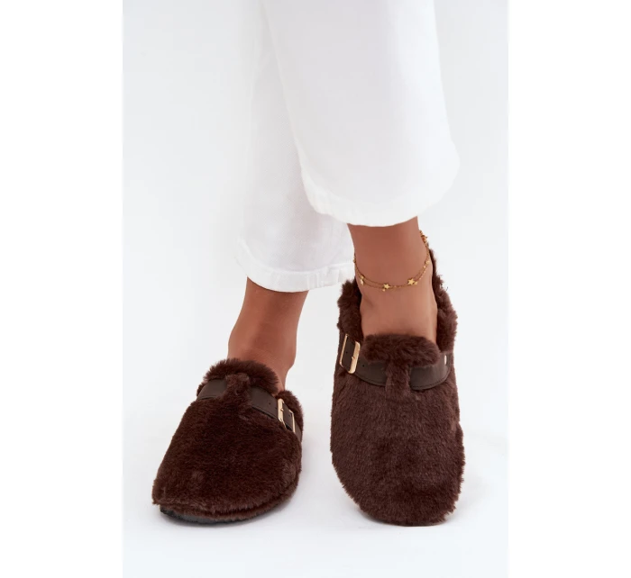 Kožešinové dámské pantofle na platformě s páskem a sponou hnědé model 21709369 - Boto Kožešinové dámské pantofle na platformě s páskem a sponou hnědé model 21709369 - Boto
