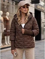 Kurtka damska pikowana z kapturem brązowa model 22341118 - FashionStreet Kurtka damska pikowana z kapturem brązowa model 22341118 - FashionStreet