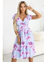 MATILDE midi šaty s obálkovým výstřihem a krátkými rukávy modré s růžovými květy model 22014770 - numoco MATILDE midi šaty s obálkovým výstřihem a krátkými rukávy modré s růžovými květy model 22014770 - numoco