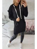 Šaty s ozdobnými volánky a kapucí černé barvy Šaty s ozdobnými volánky a kapucí černé barvy