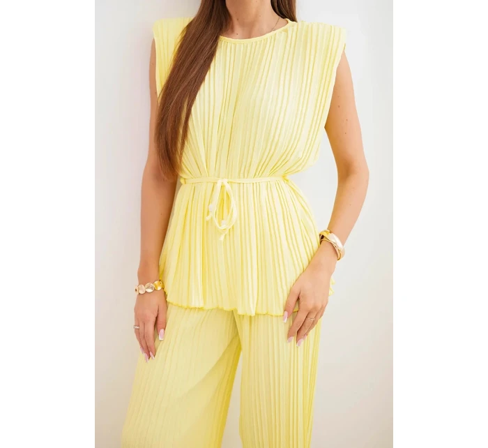 Dámský viskózový plisovaný komplet s vázanou blůzou a širokými kalhotami žlutý