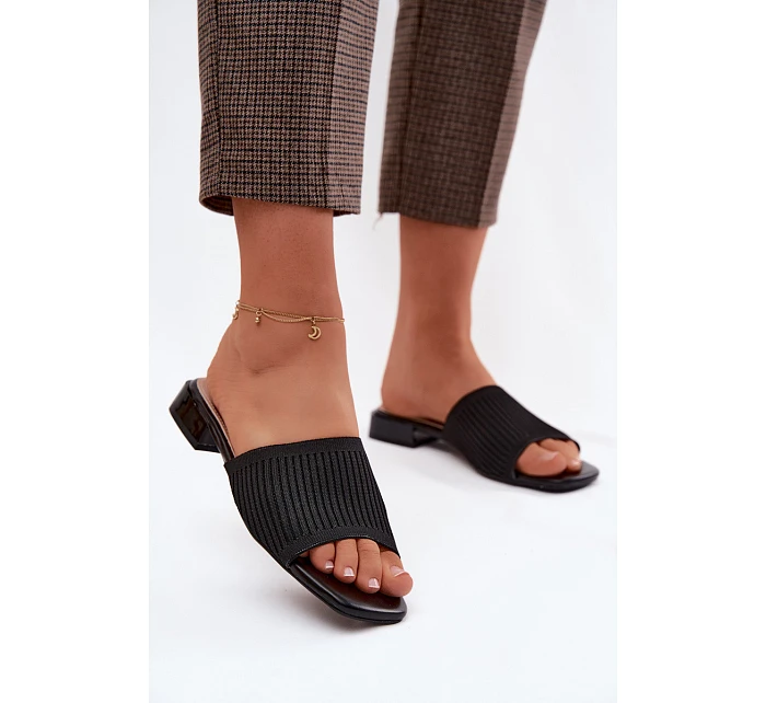 Materiálové dámské pantofle na plochém podpatku Černé model 22122694 - Boto