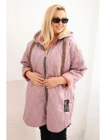 Dámská bunda Plus Size prošívaná s kapucí a nápisem model 21402234 tmavě růžová - K-Fashion