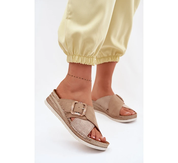 Dámské sandály na platformě s ozdobnou přezkou model 22094938 hnědé - Inblu Dámské sandály na platformě s ozdobnou přezkou model 22094938 hnědé - Inblu