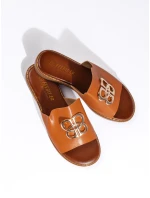 Trendy hnědé dámské nazouváky na plochém podpatku Trendy hnědé dámské nazouváky na plochém podpatku