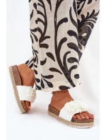 Dámské pantofle na platformě s ozdobnými květinami – bílé