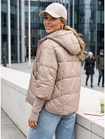 Krótka kurtka damska pikowana z kapturem model 22350574 - FashionStreet Krótka kurtka damska pikowana z kapturem model 22350574 - FashionStreet