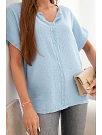 Dámská bavlněná oversize halenka s výstřihem do V a krajkou modrá Dámská bavlněná oversize halenka s výstřihem do V a krajkou modrá