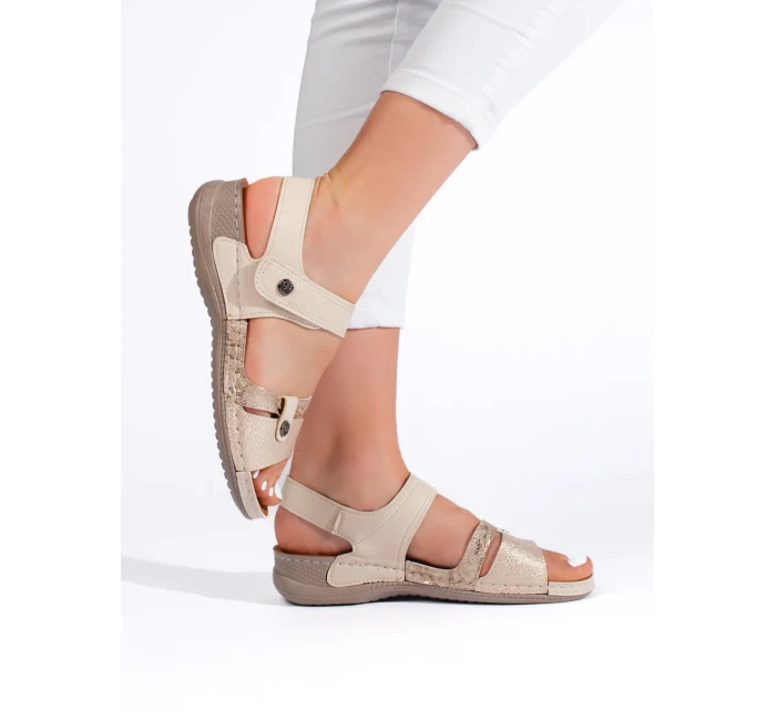 Praktické sandály dámské hnědé na plochém podpatku Praktické sandály dámské hnědé na plochém podpatku