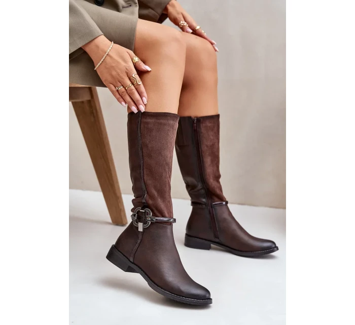 Zateplené Kozačky Na Plochém Podpatku S Přezkou Hnědé model 21881041 - Kesi