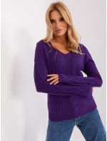 Tmavě fialový svetr s copánky