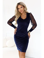 model 22349676 Elegantní přiléhavé velurové šaty s tylovými rukávy – tmavě modré - numoco model 22349676 Elegantní přiléhavé velurové šaty s tylovými rukávy – tmavě modré - numoco