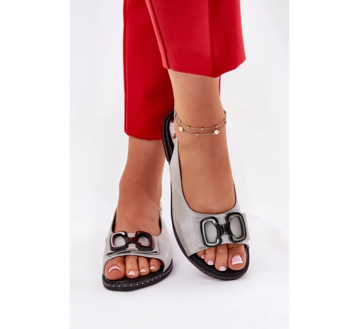 Ploché sandály s ozdobou z eko kůže stříbrné model 21692884 - Boto Ploché sandály s ozdobou z eko kůže stříbrné model 21692884 - Boto