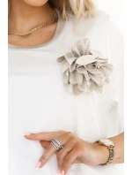 Pohodlná halenka s květinovou aplikací na  ECRU model 21729080 - numoco basic