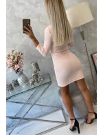 Přiléhavé šaty s výstřihem pudrově růžové