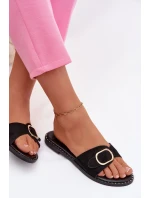 Dámské pantofle na ploché se zlatým sponou Czarne model 21943465 - Boto Dámské pantofle na ploché se zlatým sponou Czarne model 21943465 - Boto