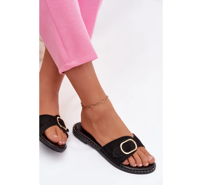 Dámské pantofle na ploché se zlatým sponou Czarne model 21943465 - Boto Dámské pantofle na ploché se zlatým sponou Czarne model 21943465 - Boto