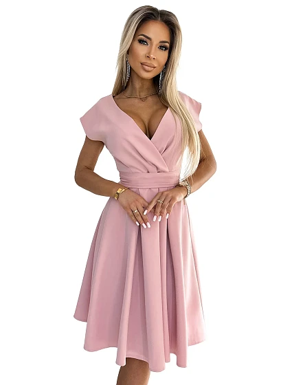SCARLETT Rozšířené dámské šaty v pudrově růžové barvě s přeloženým obálkovým výstřihem a páskem model 19908587 - numoco SCARLETT Rozšířené dámské šaty v pudrově růžové barvě s přeloženým obálkovým výstřihem a páskem model 19908587 - numoco