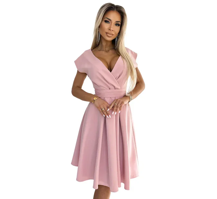 SCARLETT Rozšířené dámské šaty v pudrově růžové barvě s přeloženým obálkovým výstřihem a páskem model 19908587 - numoco SCARLETT Rozšířené dámské šaty v pudrově růžové barvě s přeloženým obálkovým výstřihem a páskem model 19908587 - numoco