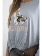 Dámská halenka s model 21138048 a nápisem Canyon šedý - K-Fashion Dámská halenka s model 21138048 a nápisem Canyon šedý - K-Fashion