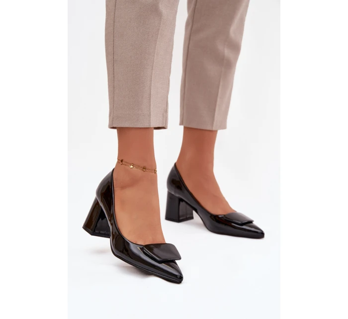 Lakované lodičky na podpatku s ozdobou Černé Isoline