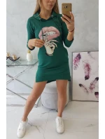 Šaty s delšími zády a barevným potiskem tmavě zelené barvy Šaty s delšími zády a barevným potiskem tmavě zelené barvy