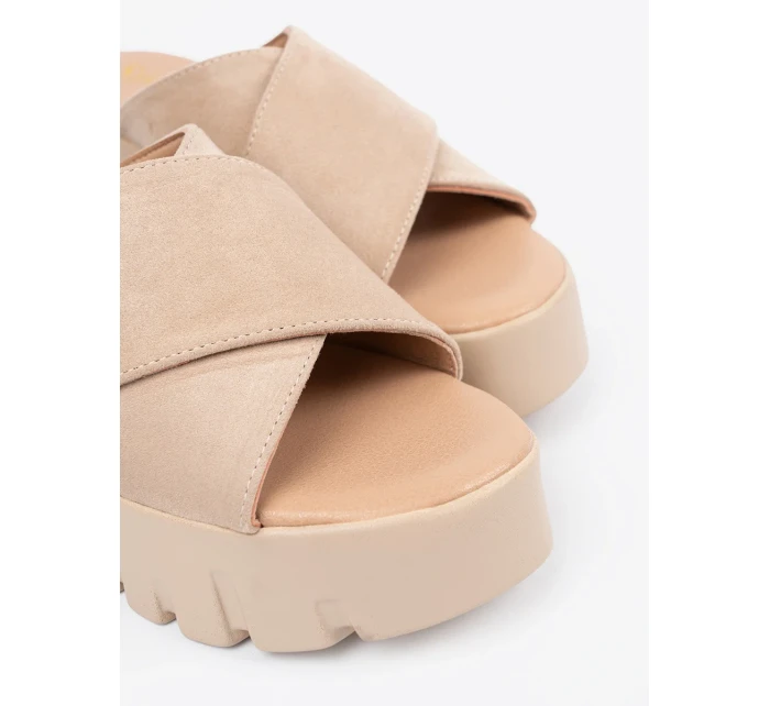 Zajímavé dámské hnědé  nazouváky na klínku