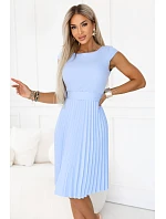 model 22179302 LILA Klasické plisované šaty s krátkými rukávy a páskem modré - numoco model 22179302 LILA Klasické plisované šaty s krátkými rukávy a páskem modré - numoco