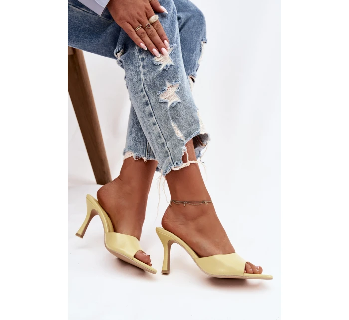 Lakované dámské nazouváky na podpatku Žluté Lirissa Lakované dámské nazouváky na podpatku Žluté Lirissa