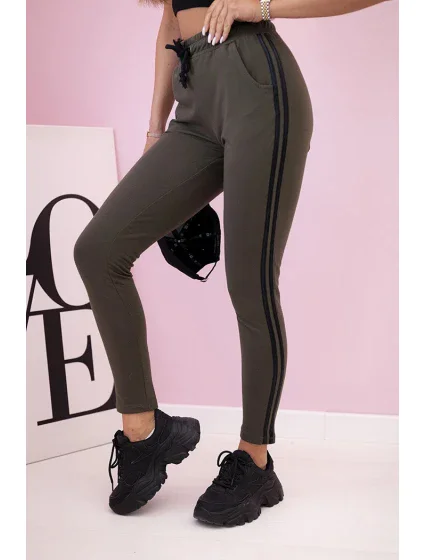 Dámské tepláky s lampasy a vázáním v pase khaki Dámské tepláky s lampasy a vázáním v pase khaki