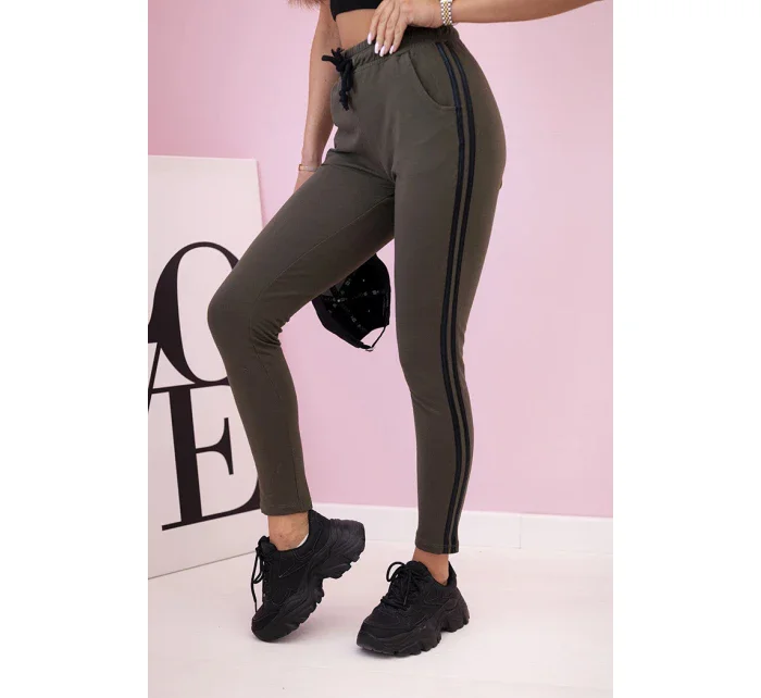 Dámské tepláky s lampasy a vázáním v pase khaki Dámské tepláky s lampasy a vázáním v pase khaki