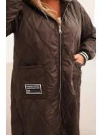 Dámská bunda Plus Size prošívaná s kapucí a model 21297094 manžetami hnědá - K-Fashion